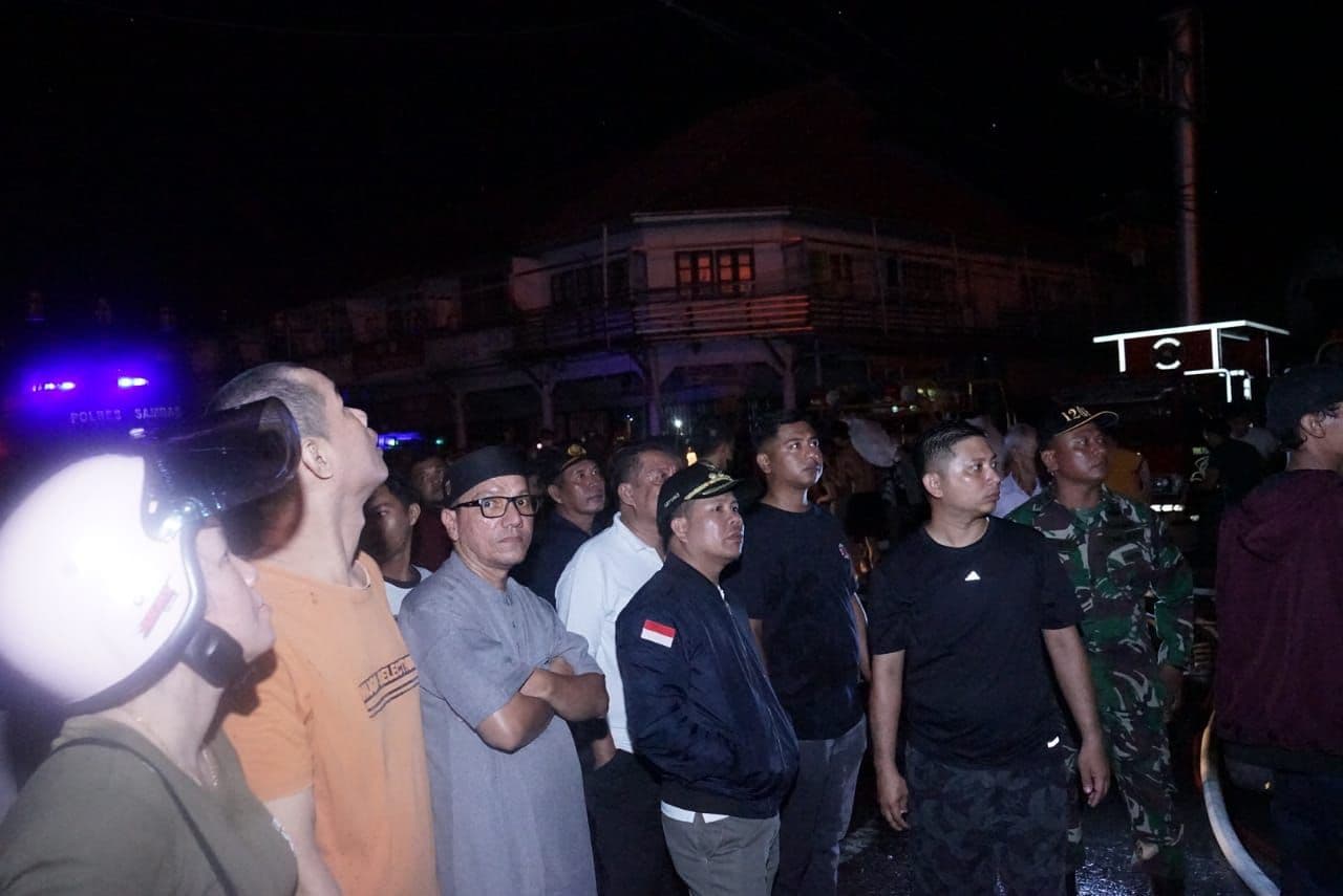 Bupati Tinjau Langsung Proses Pemadaman Api Peristiwa Kebakaran Pasar Sambas