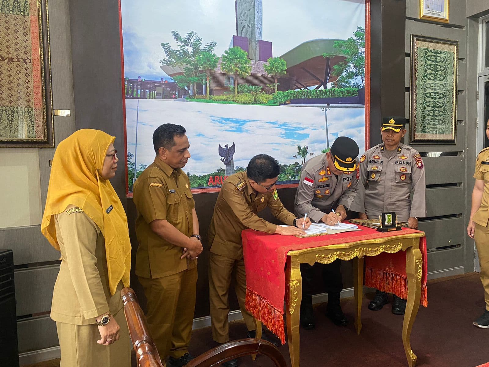 Bupati Sambas Teken MOU Dana Hibah Pilkada kepada Polres Sambas, Kodim 1208/Sambas, dan Kejari Sambas