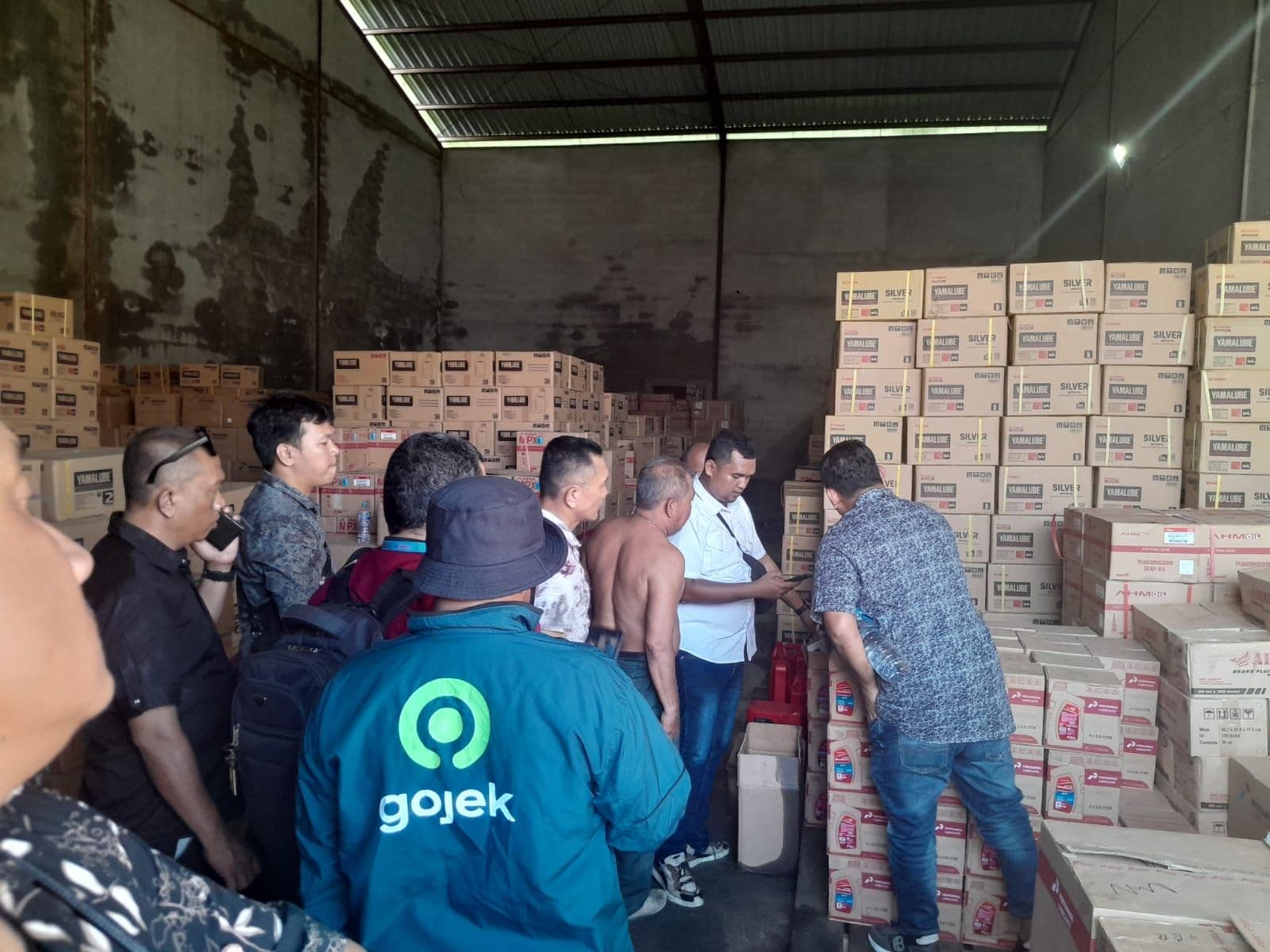 Penggerebekan Gudang Oli Ilegal di Kubu Raya, Ribuan Dus Diduga Palsu Disita