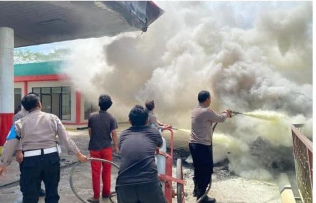 Mobil Terbakar di SPBU Galing Saat Mengisi Bensin dengan Mesin Menyala, Pemilik Mobil Terbakar