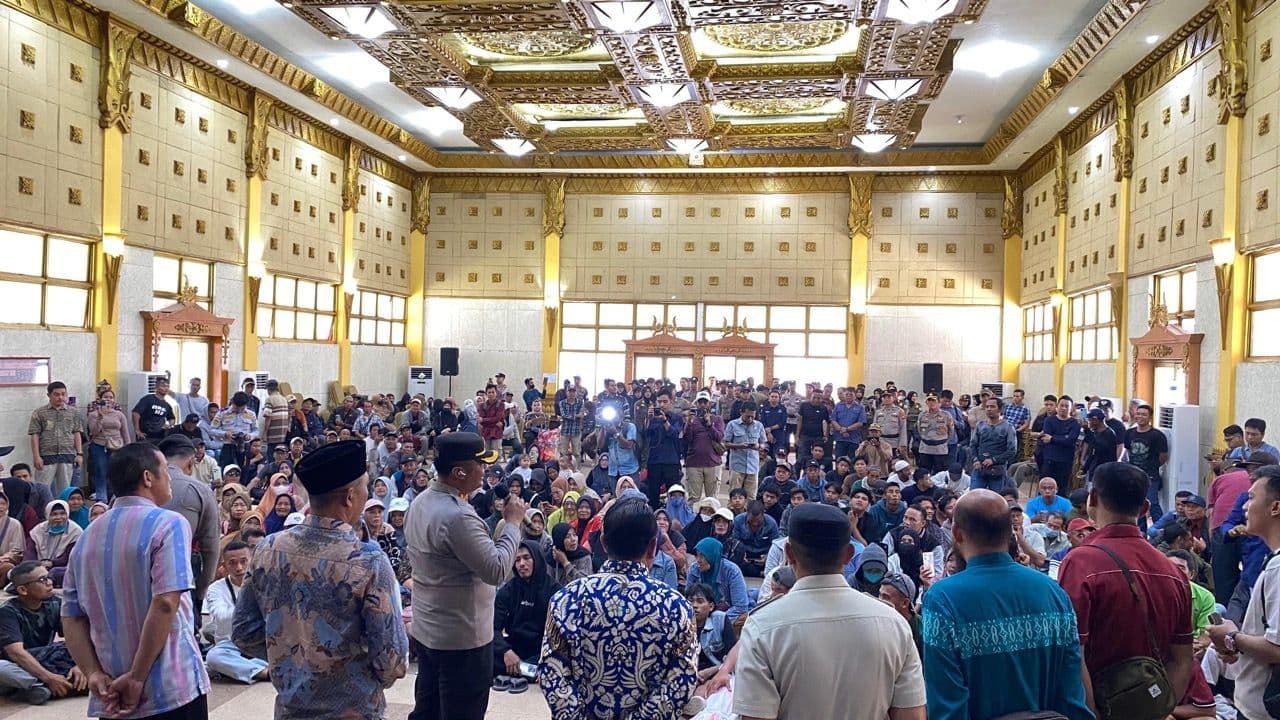 Ratusan Warga Demo di Kantor Bupati Sambas, Minta Kades Pelimpaan Segera di Copot