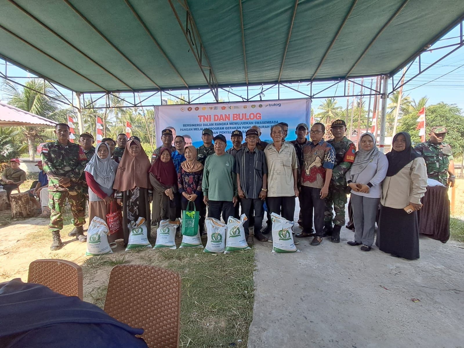 Dandim 1208/Sambas Ikuti Peluncuran Sinergi TNI dan Bulog Melalui Gerakan Pangan Murah di Selakau